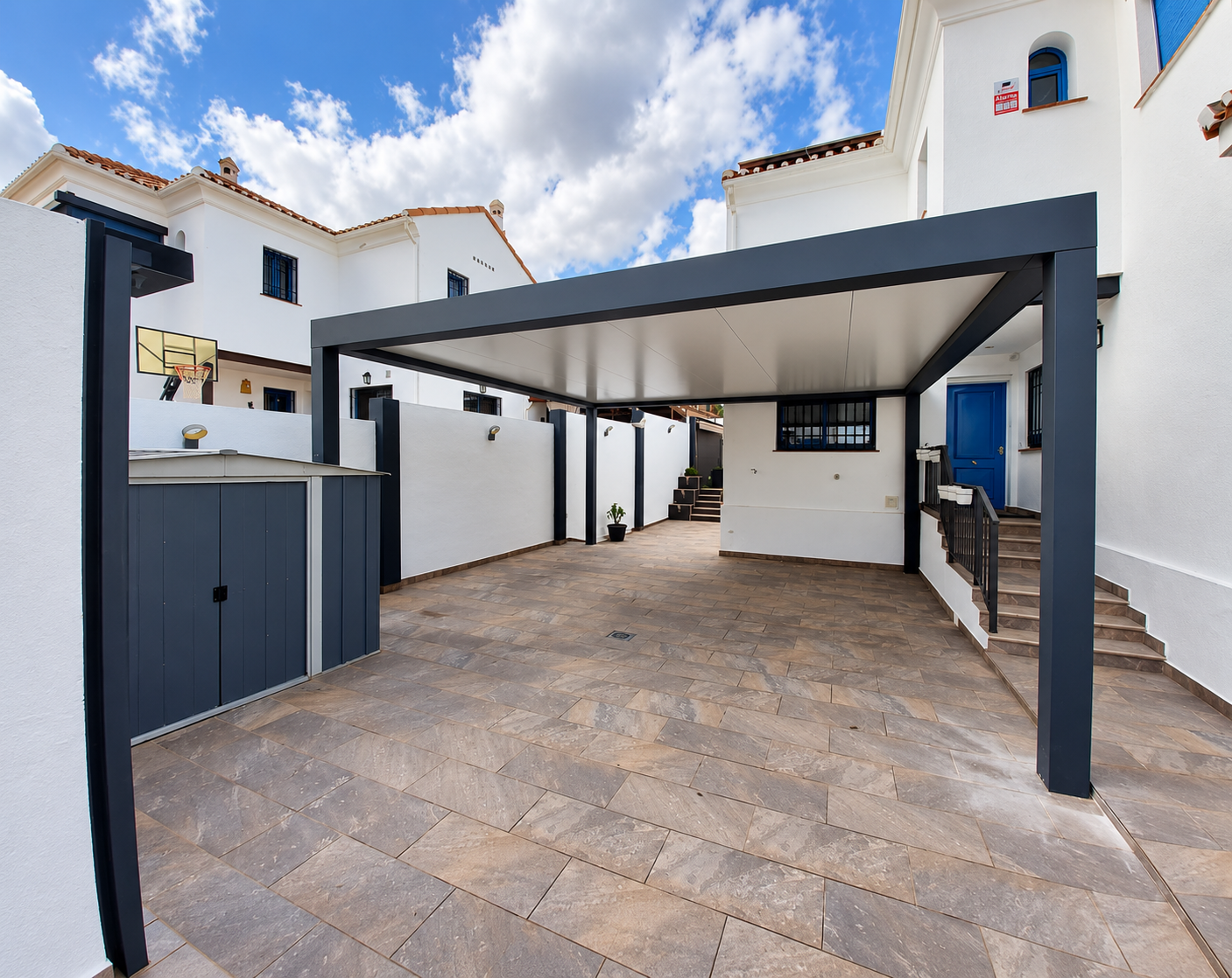 Patio mediterráneo con pérgola AZULE