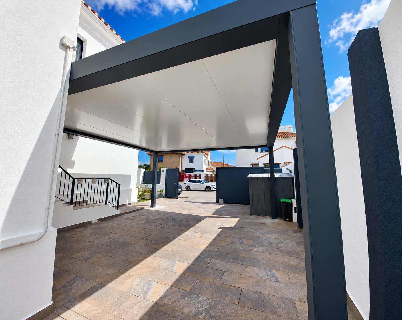Pérgola AZULE de cubierta fija bajo el cielo azul